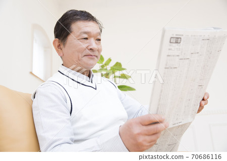 讀報紙的中間人 讀報紙的中間人 70686116