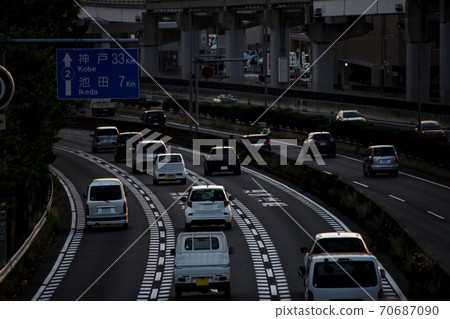 Near the Osaka Central Circular Route / Shoji at dusk Near the Osaka Central Circular Route / Shoji at dusk 70687090