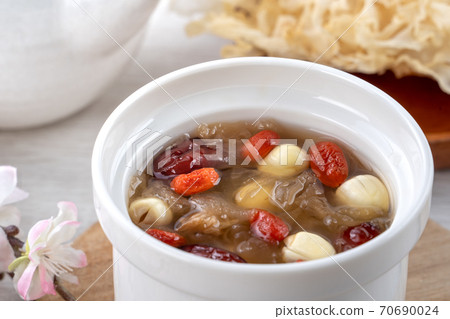 白木耳 銀耳 蓮子 紅棗 枸杞 湯 甜湯 snow fungus soup トレメラスープ 70690024