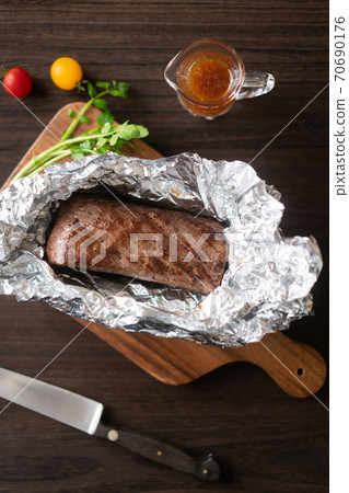 鋁箔包裹的烤牛肉，餘熱煮熟 70690176