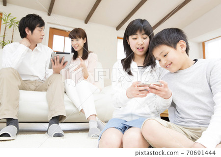 Parents and children relaxing in the living room Parents and children relaxing in the living room 70691444