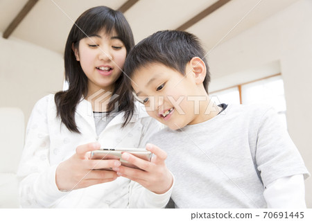 孩子們玩智能手機遊戲 70691445