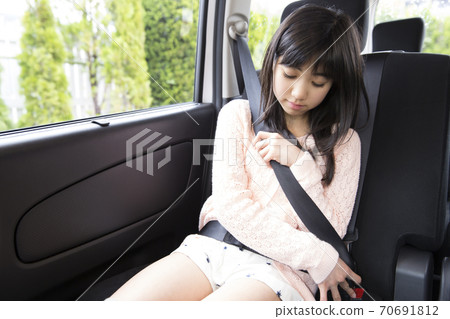 戴著安全帶的女孩 70691812