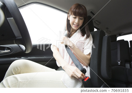 係好安全帶的女人 係好安全帶的女人 70691835