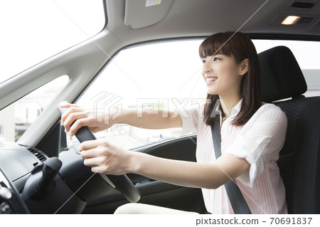 一個女人開車 70691837