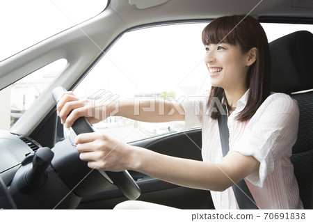 一個女人開車 一個女人開車 70691838