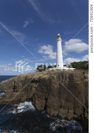 Izumo Hinomisaki Lighthouse standing on a cliff Izumo Hinomisaki Lighthouse standing on a cliff 70691904