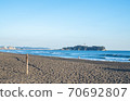 從湘南/海岸看的江之島和衝浪者 70692807