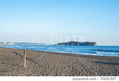 從湘南/海岸看的江之島和衝浪者 從湘南/海岸看的江之島和衝浪者 70692807