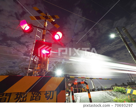 JR東常磐線特快常盤E657系列夜間穿越場景 JR東常磐線特快常盤E657系列夜間穿越場景 70693297