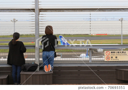 兩個女人從飛機上下來，後視 70693351