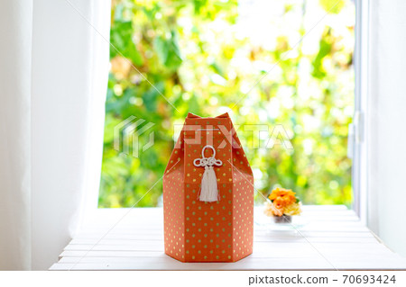 The remains of a dog, a funeral urn The remains of a dog, a funeral urn 70693424