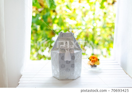 The remains of a dog, a funeral urn 70693425