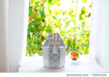 The remains of a dog, a funeral urn The remains of a dog, a funeral urn 70693426