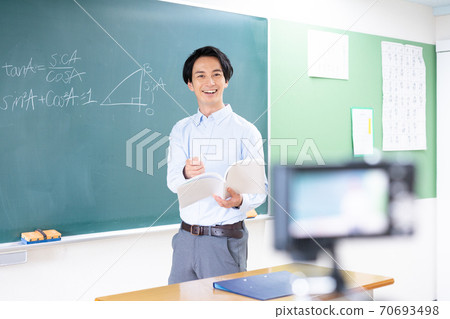 年輕人微笑著男老師在網上課 年輕人微笑著男老師在網上課 70693498