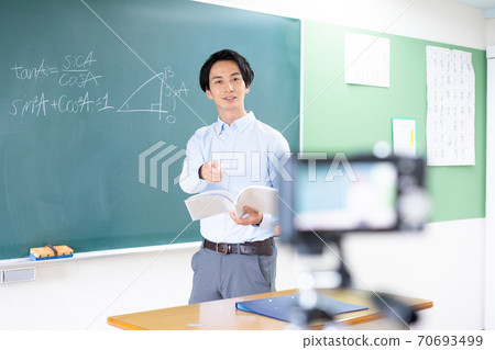 年輕人微笑著男老師在網上課 年輕人微笑著男老師在網上課 70693499
