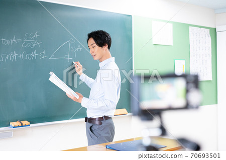 年輕的男老師在線教學 年輕的男老師在線教學 70693501