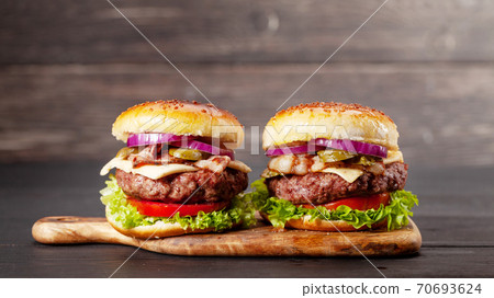Homemade tasty burgers 70693624