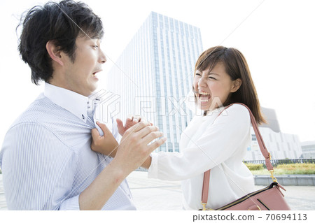 Fighting couple 70694113