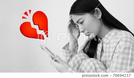一個穿著睡衣的女人失去愛的形象 70694237