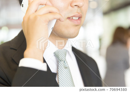 拜訪智能手機的商人 70694380