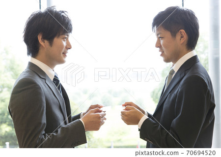 交換名片的商人 70694520