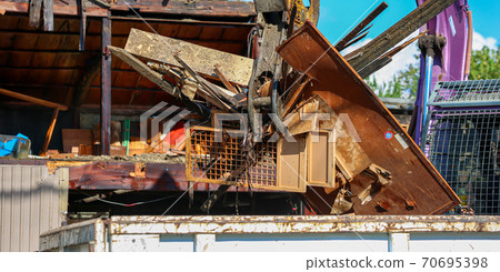 Demolition work 70695398