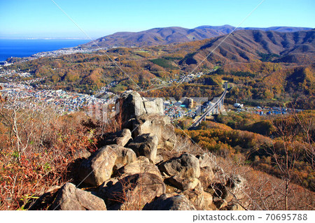 從秋天的天狗山和竣工前的甲子高速公路看的朝里市區 70695788