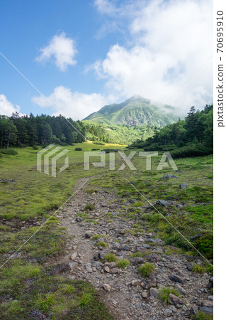 靜岡市靜岡市的100座日本名山(三岳/清岳)的淀堂路線上的長尾山和上川地山的藍天 靜岡市靜岡市的100座日本名山(三岳/清岳)的淀堂路線上的長尾山和上川地山的藍天 70695910