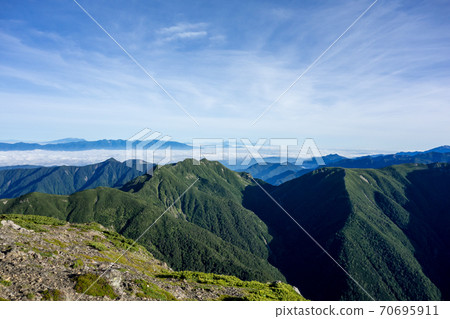 靜岡阿爾卑斯山和藍天可以從山嶽山頂的岳嶽山路線上看到。 靜岡阿爾卑斯山和藍天可以從山嶽山頂的岳嶽山路線上看到。 70695911