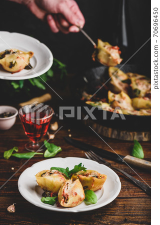 Pasta stuffed with ground beef, spinach and cheese Pasta stuffed with ground beef, spinach and cheese 70696450