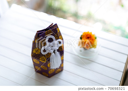 The remains of a dog, a funeral urn 70698321