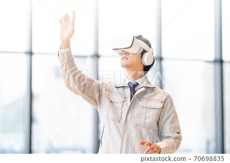 男子戴著VR護目鏡觀看視頻 70698835