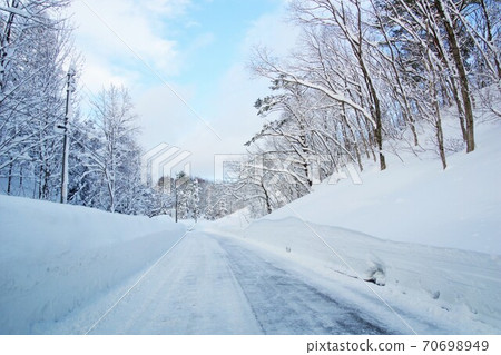 Snow-removed road Mountain road 70698949
