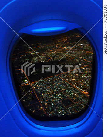 the view from the plane to the lights of the night city 70701339