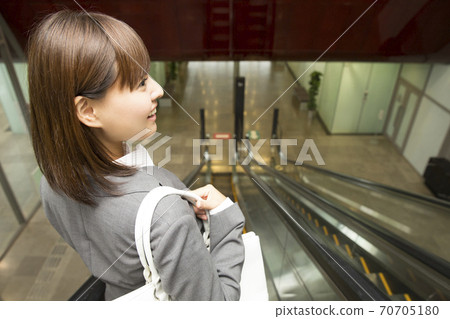 騎自動扶梯的婦女 70705180