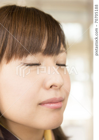 一個閉上眼睛的女人 一個閉上眼睛的女人 70705188