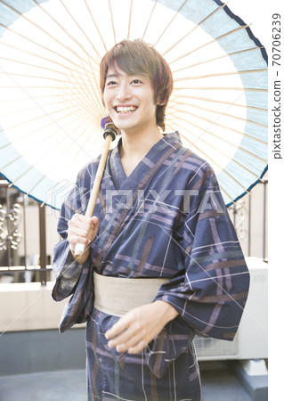 穿著浴衣的男人 穿著浴衣的男人 70706239