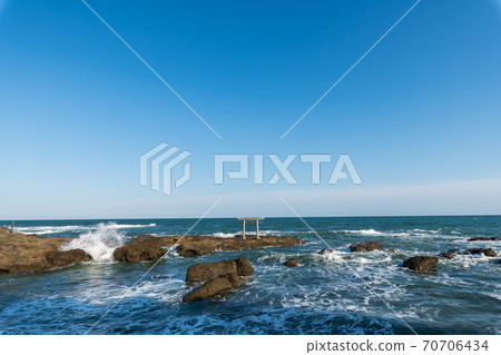 [坐在波濤洶湧的大海上的鳥居神戶] 70706434