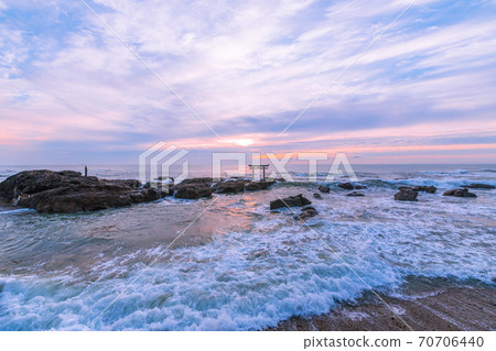 [Sunrise of Kamiiso Torii] 70706440