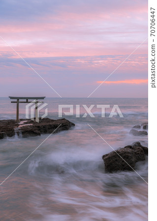 [Slow shutter shot of the sunrise waves at Kamiiso Torii] 70706447