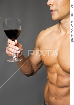 猛男男子與酒杯 70706591
