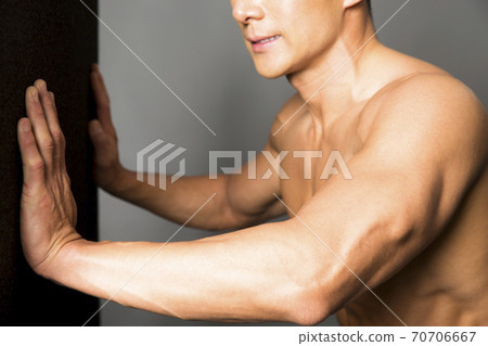 男子推牆 男子推牆 70706667