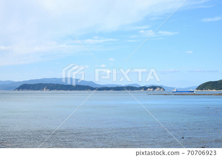 從卡塔灣(身後的淡路島)眺望中野瀨戶和and島的景色 從卡塔灣(身後的淡路島)眺望中野瀨戶和and島的景色 70706923