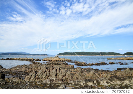 View of Tomogashima and Jinoshima between Jogasaki Coast and Nakano Seto View of Tomogashima and Jinoshima between Jogasaki Coast and Nakano Seto 70707082