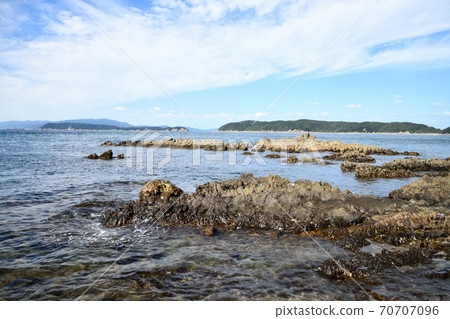 從重崎海岸往中野瀨戶之間的友島和誌之島的景色 70707096