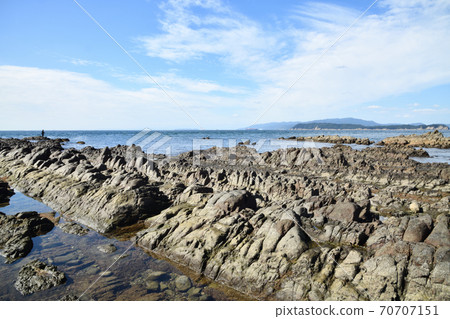 View of Tomogashima from the Jogasaki coast (Awaji Island behind) 70707151