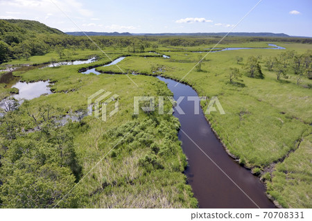 Kushiro Marsh in early summer seen from the sky (Tsurui Village, Hokkaido) 70708331