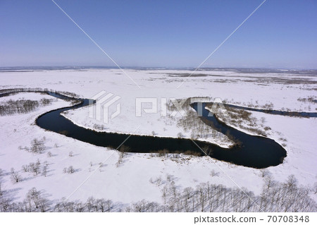 從天空看冬季的s路濕地（北海道K路鎮） 70708348