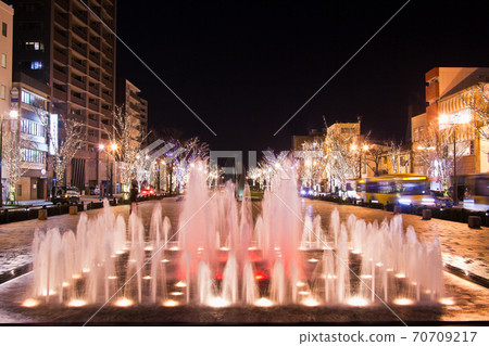 噴泉的照明和城市的照明 噴泉的照明和城市的照明 70709217